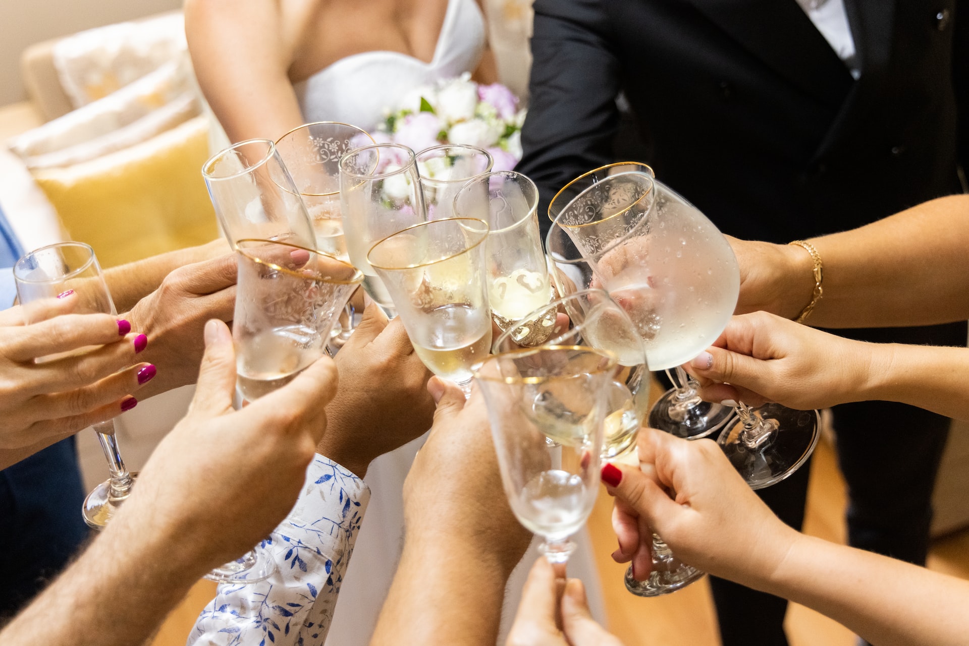 https://holaweddings.com/wp-content/uploads/2021/11/Wedding-couple-toasting-with-wedding-guests.jpg