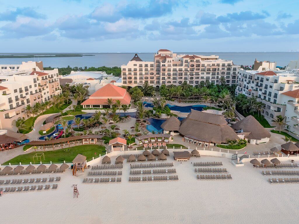 View of the beach and resort of fiesta americana condesa cancun resort
