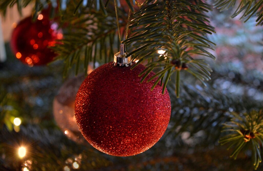 red and shinny Christmas tree ornaments are great Christmas proposal ideas