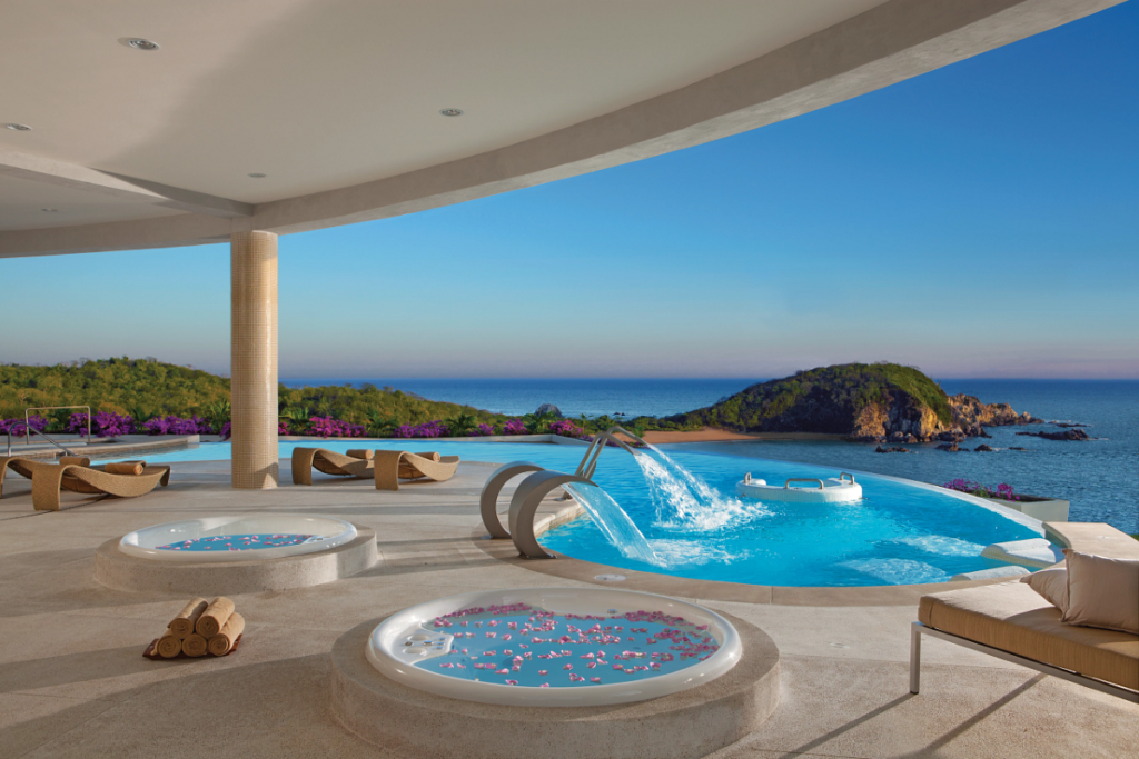 Spa pools with hydrotherapy jets and impressive ocean views