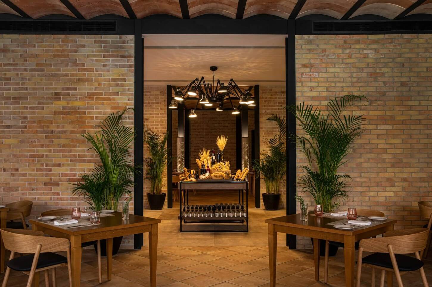 Italian restaurant with exposed bricks, wooden furniture and a display of bread