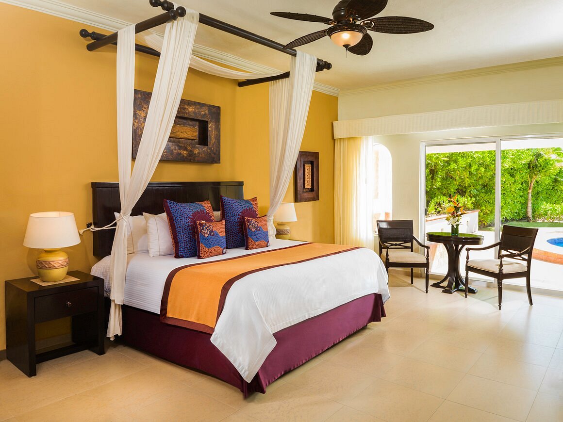 Junior suite's master bedroom with exit to the pool