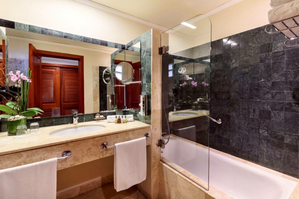 Hotel batroom with bathtub and a large mirror