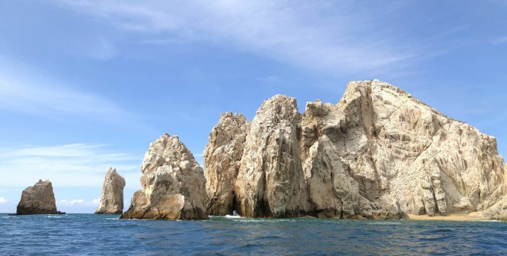 Formations rocheuses et falaises sur l'océan à los cabos mexique