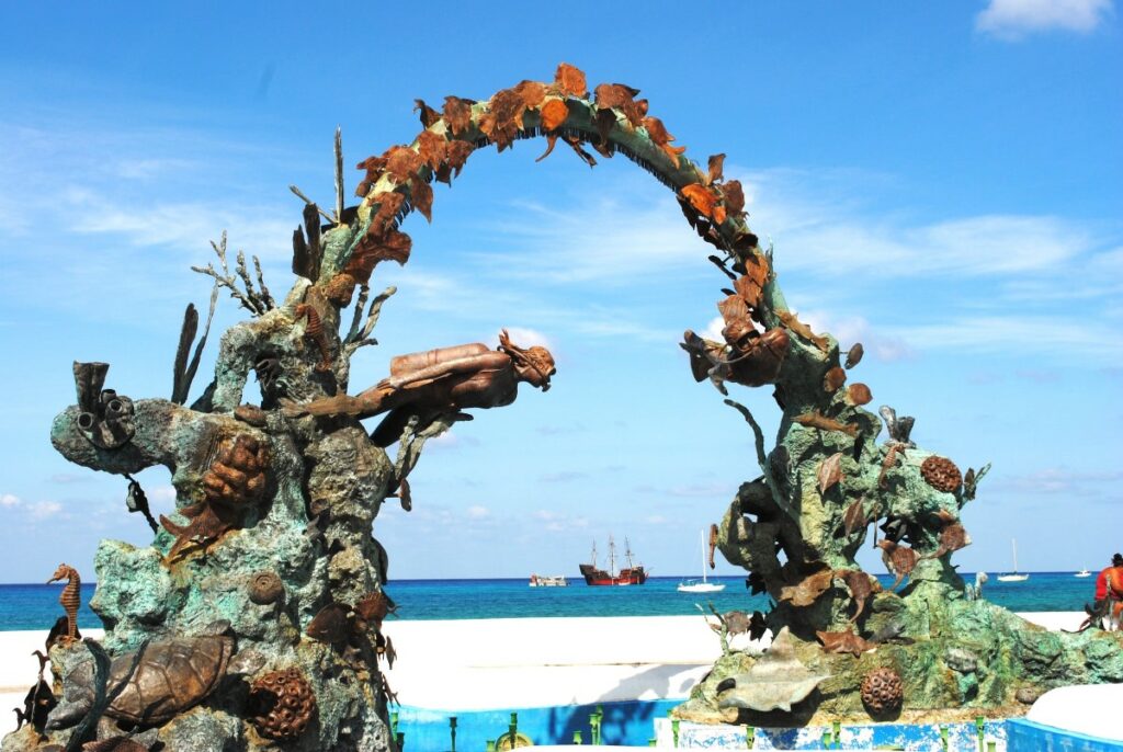 cozumel arch sculpture with two divers in the entrance of the island
