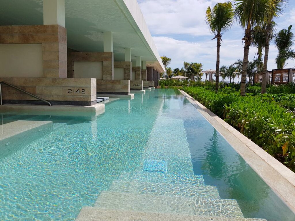 swim up suites at an all-inclusive resort in cancun