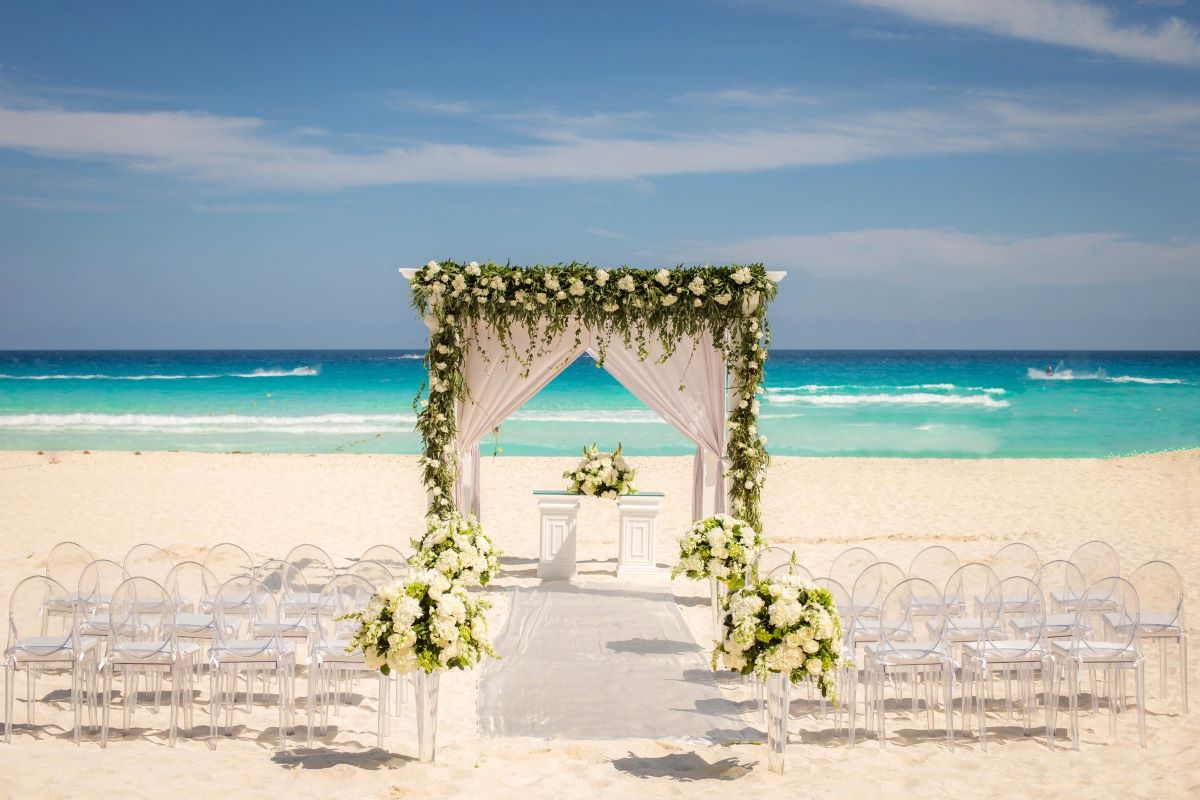 beach wedding ceremony at an all inclusive resort in cancun